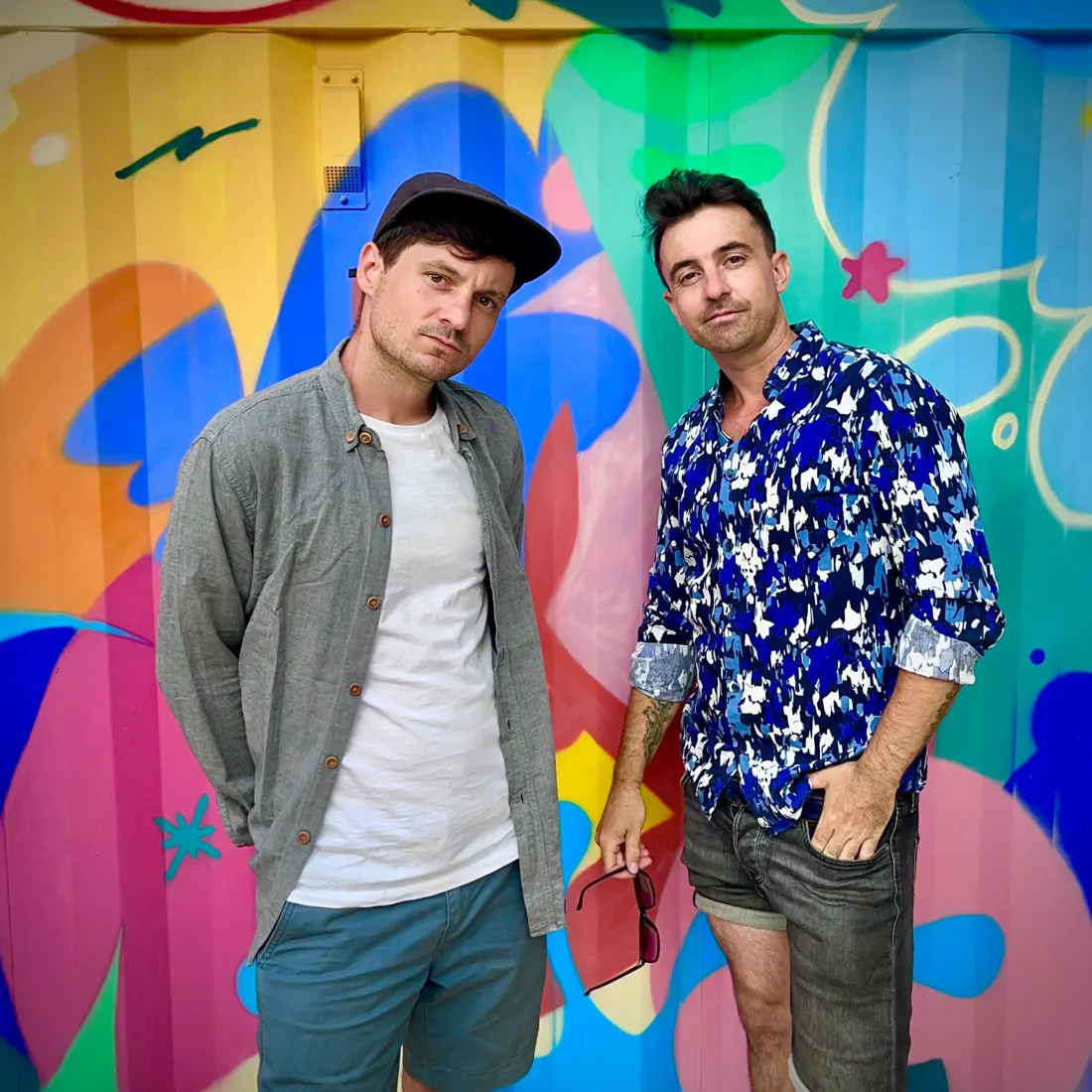 Xavier et Valentin devant une fresque street art