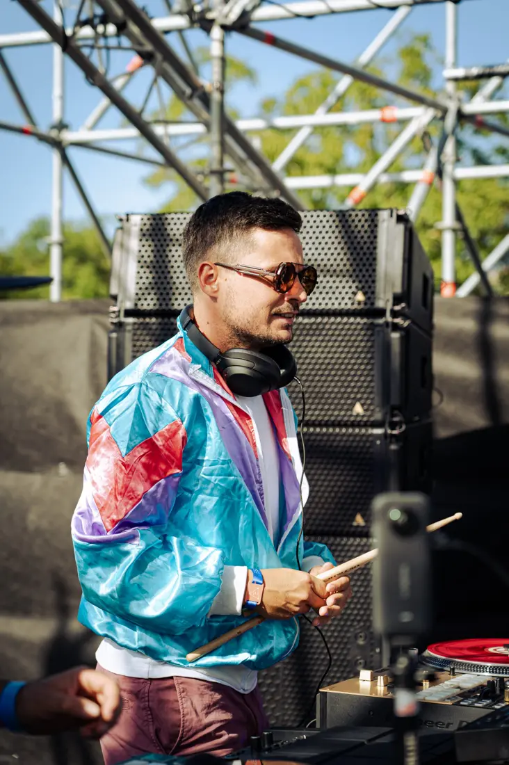Un des DJs avec des baguettes de percussion