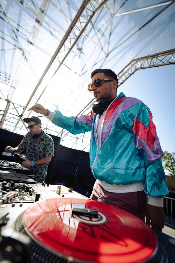 Les platines du duo, vinyle rouge au premier plan, en plein air
